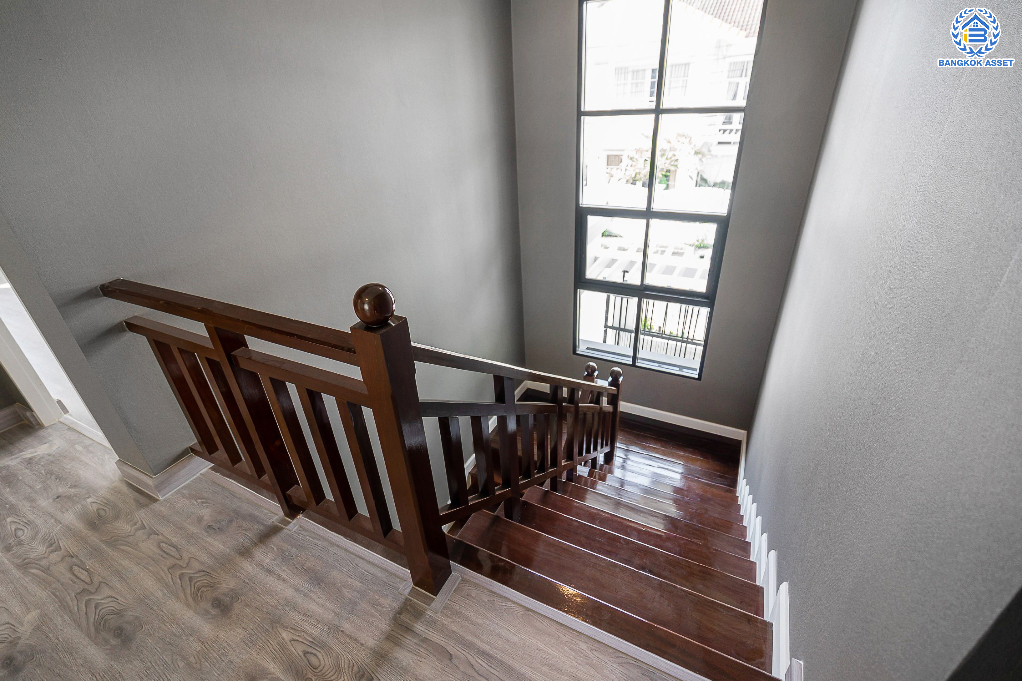 บ้านมือสองตกแต่งใหม่ ม.ปรัชญาการ์เด้นโฮม สุคนธสวัสดิ์ หลังมุม เนื้อที่ 55.9 ตร.ว. ฟังก์ชัน 3 ห้องนอน 4 ห้องน้ำ 1 ห้องแม่บ้าน 2 ที่จอดรถ พร้อม Living Area กว้างขวาง บนทำเลใจกลางเมือง! เชื่อมต่อทั้งถนนประเสริฐมนูญกิจ, เกษตร-นวมินทร์, ลาดพร้าว, รัชโยธินฯ ใกล้ทางด่วนรามอินทรา และรถไฟฟ้าสายสีน้ำตาล "สถานีโรงเรียนสตรีวิทยา2"